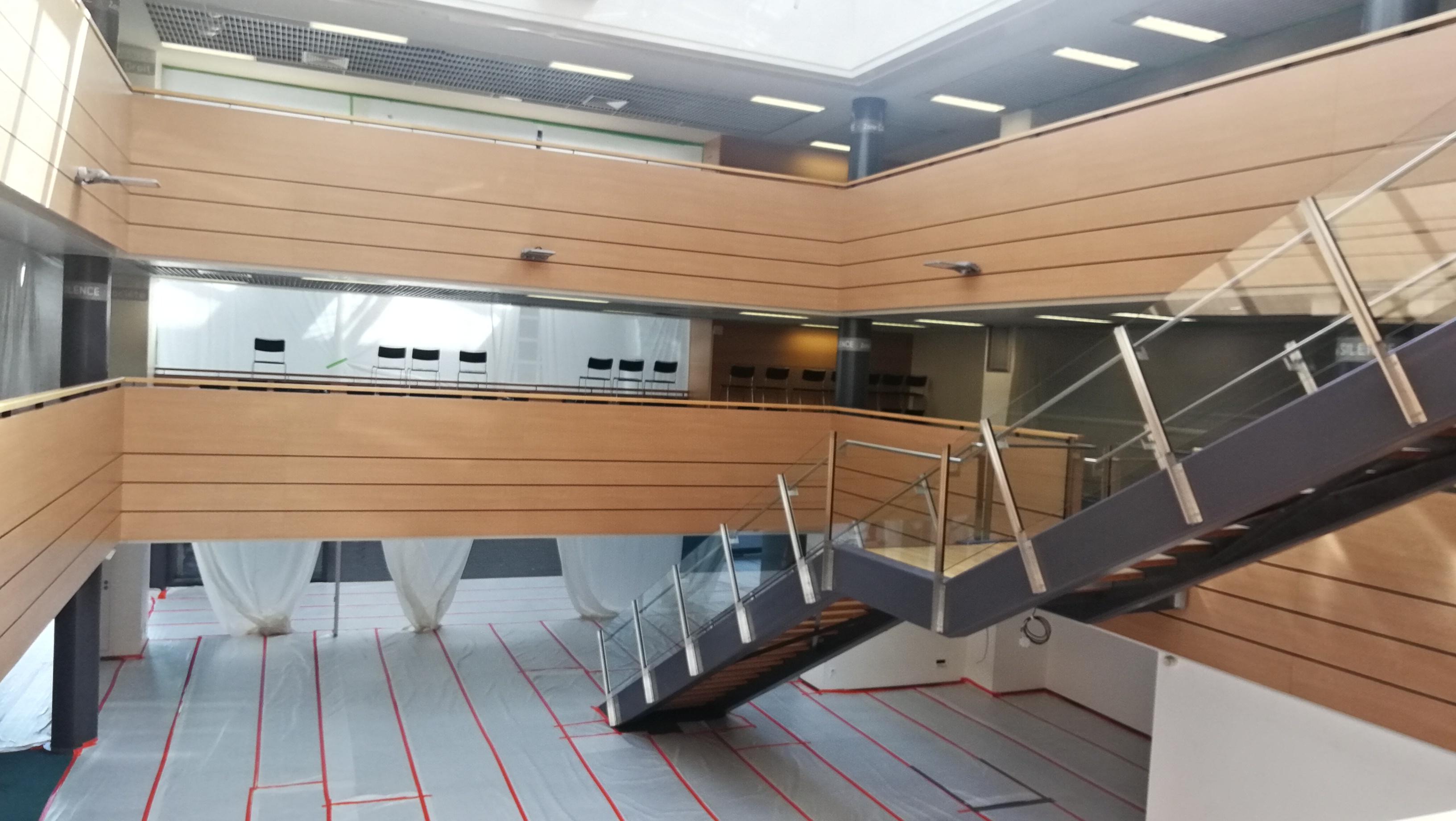 Atrium Saint-Serge avec condinement poussières en plastique blanc
