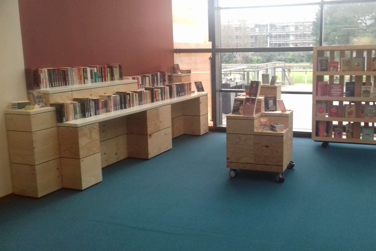 Coin romans vitrine hall d'accueil