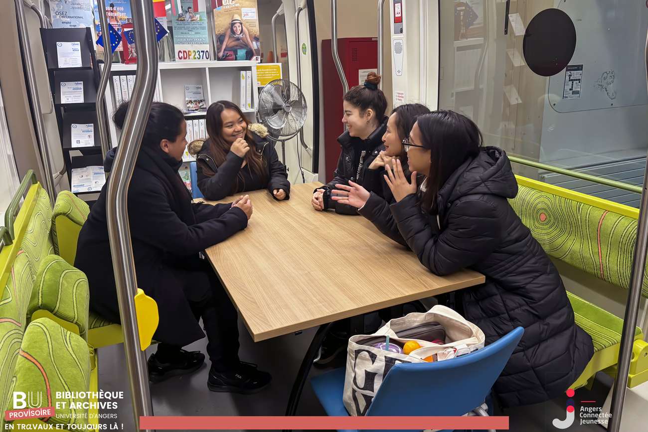 Jeunes femmes attablées dans un espace de coworking situé dans une rame de tramway installée au J