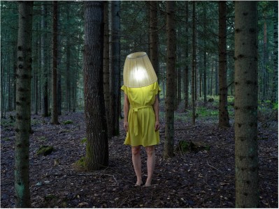 photographie d'Elina Brotherus représentant une femme dans la forêt